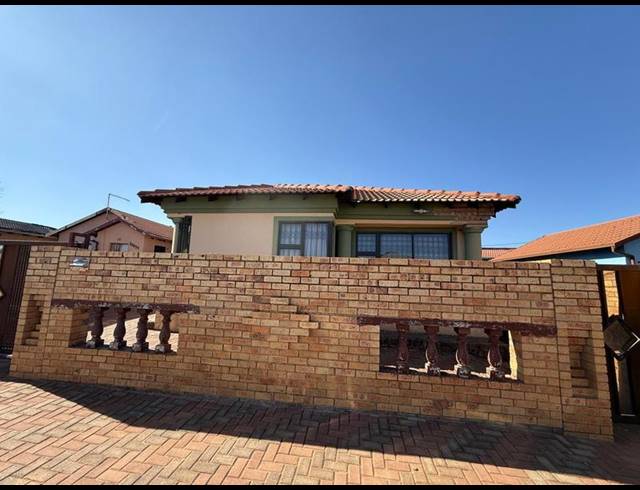 3 BEDROOM HOUSE FOR SALE IN PROTEA GLEN